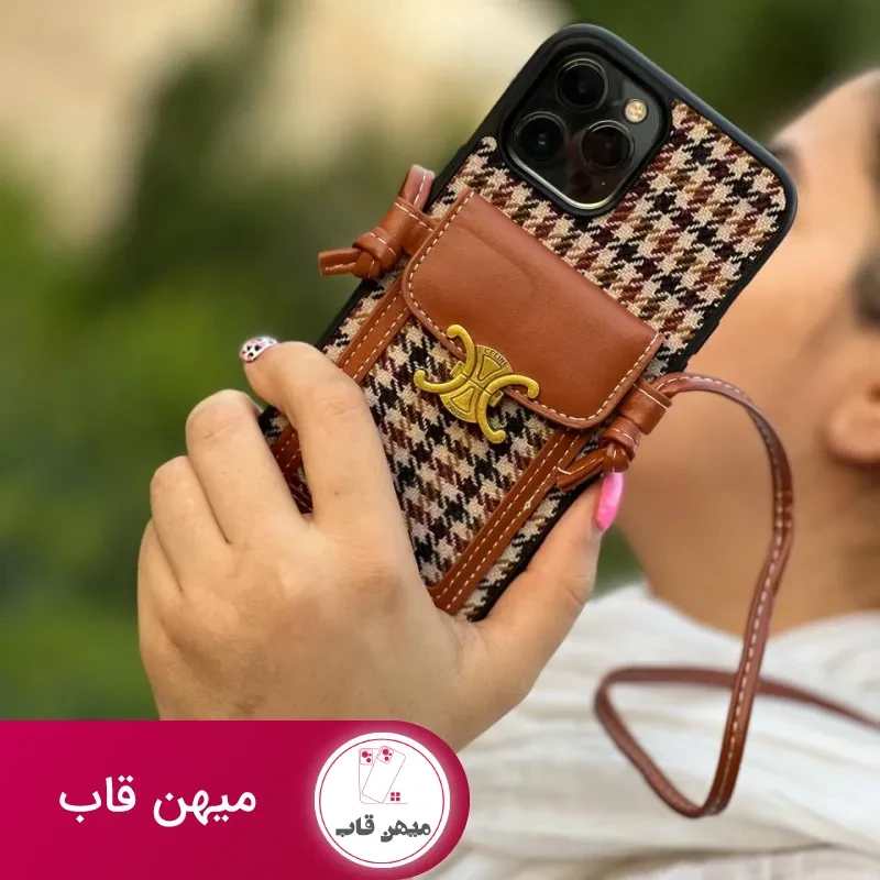 قاب موبایل آیفون پارچه ای و فلزی طرح باربری جاکارتی + بندست