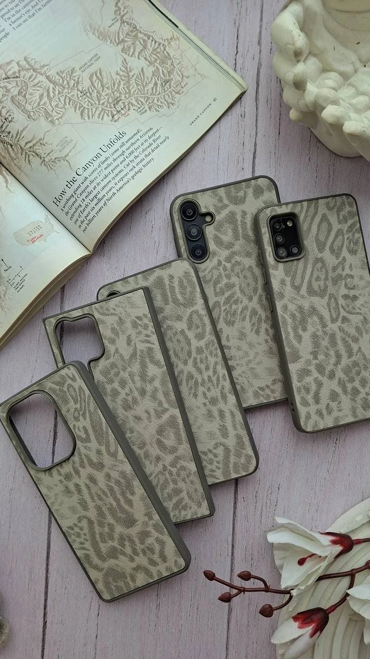 قاب گوشی پلنگی طوسی