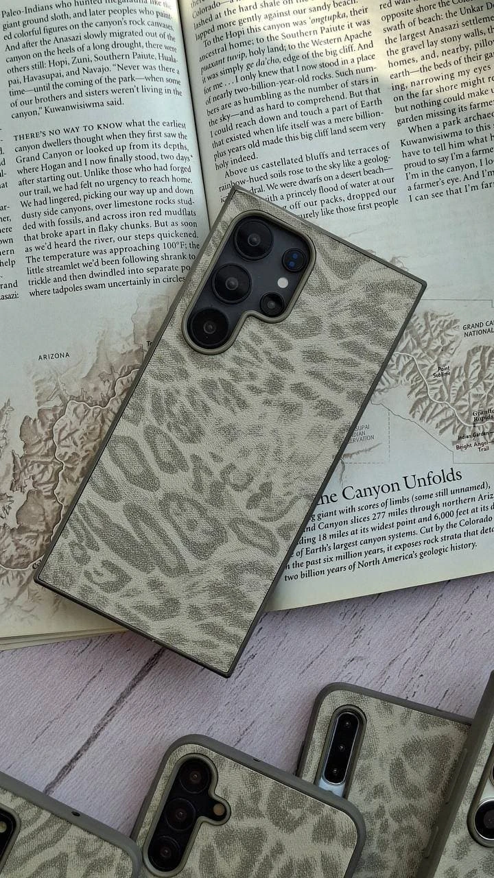 قاب گوشی پلنگی طوسی